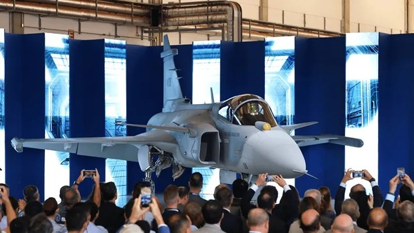 Primeiro caça supersônico produzido no Brasil é lançado em Gavião Peixoto, SP