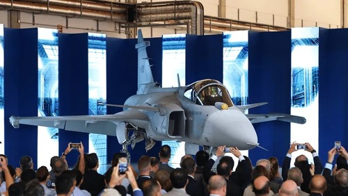 Primeiro caça supersônico produzido no Brasil é lançado em Gavião Peixoto, SP