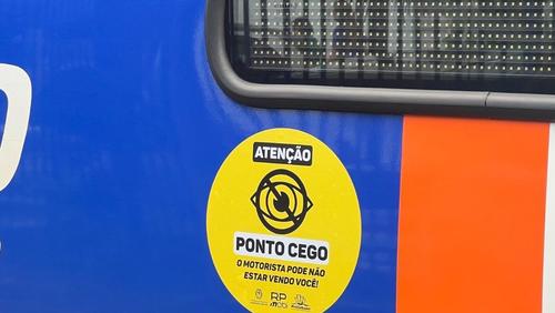 Frota do transporte coletivo de Ribeirão Preto recebe adesivos de alerta para pontos cegos