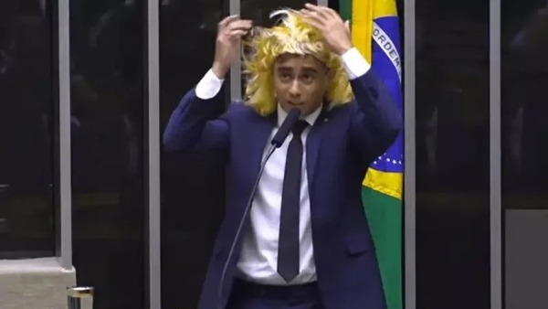 Justiça derruba condenação de Nikolas por transfobia em discurso com peruca