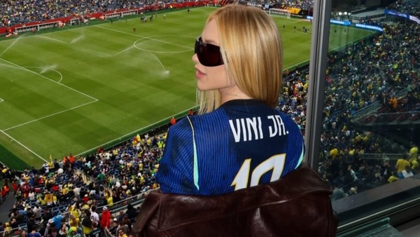 Virginia Fonseca posa com camisa do Vini Jr. em jogo da Seleção Brasileira