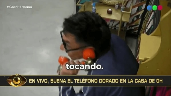 Participante corre pelado para atender Big Fone no BBB da Argentina: veja!