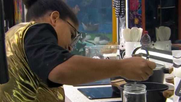 Milena faz suco com água de frango para descobrir ladrão de comida no 'BBB'