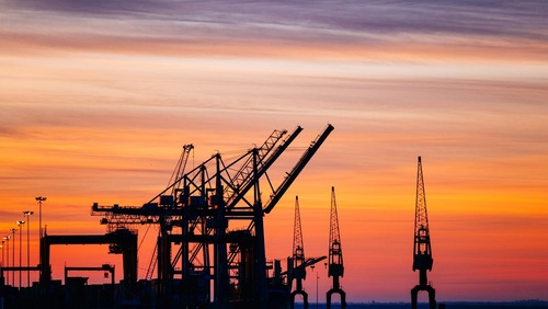 Petróleo tem alta de 55% em março e barril chega a US$ 115