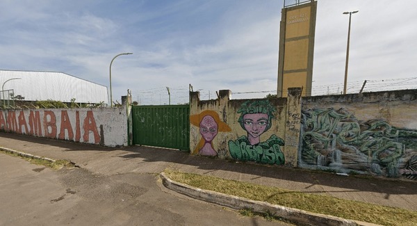 Adolescente é espancado e pisoteado por alunos em porta de escola do DF