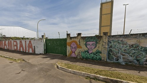 Adolescente é espancado e pisoteado por alunos em porta de escola do DF