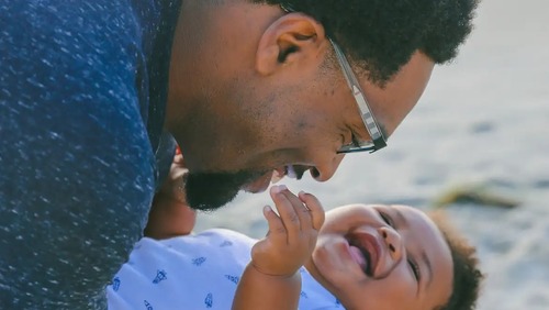 Novos prazos para licença-paternidade valem a partir de 2027; entenda