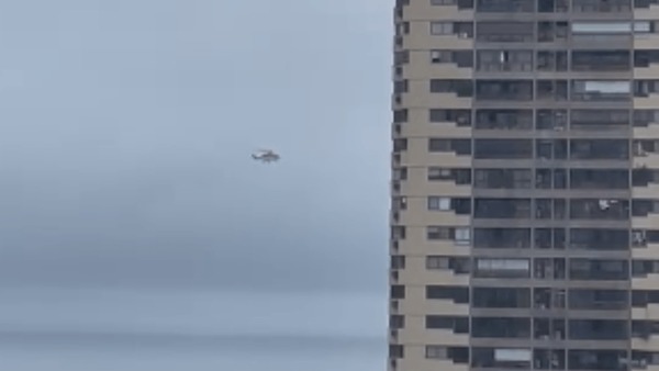 VÍDEO: Helicóptero perde altitude e voa a poucos metros do mar no RJ