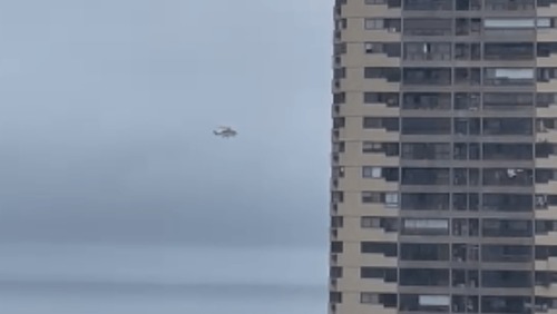 VÍDEO: Helicóptero perde altitude e voa a poucos metros do mar no RJ