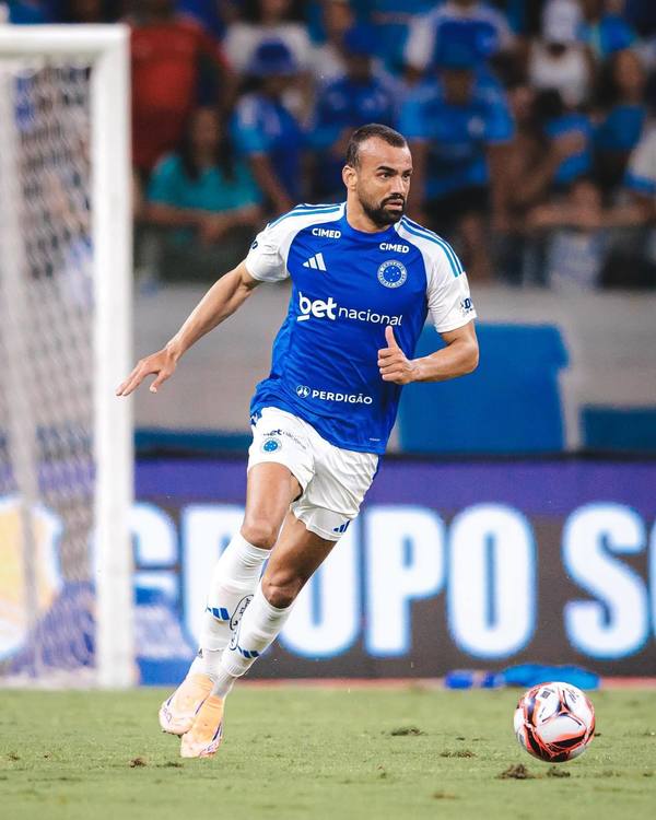 Fabrício Bruno é acusado de parar de cabecear bolas após implante capilar