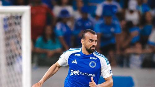 Fabrício Bruno é acusado de parar de cabecear bolas após implante capilar