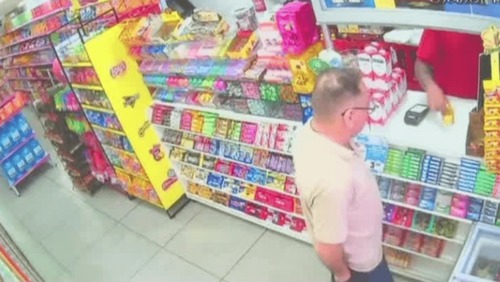 Vídeo mostra motorista comprando bebida antes de atropelar e matar irmãos