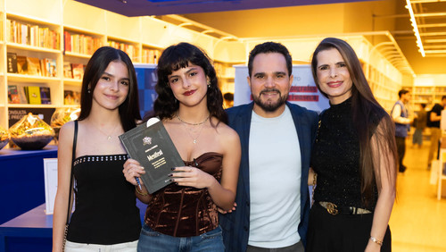 Filha de Luciano Camargo lança primeiro livro e cantor se emociona