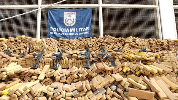 Cão da PM do Rio encontra bunker com 48 toneladas de drogas; apreensão é a maior da história do Brasil