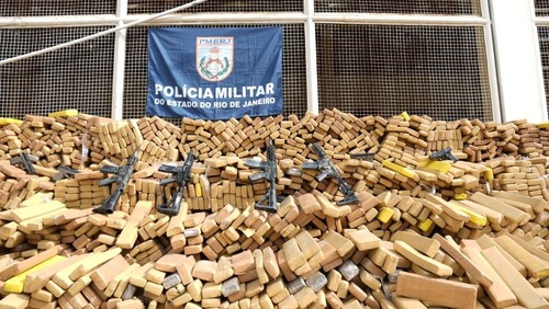Cão da PM do Rio encontra bunker com 48 toneladas de drogas; apreensão é a maior da história do Brasil
