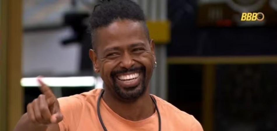 Leandro Boneco retorna à casa do BBB