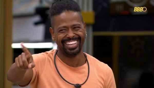 Leandro Boneco retorna à casa do BBB