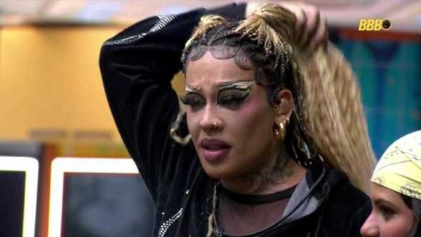 Glória Groove faz 'guerra de travesseiros' e é chamada a atenção no 'BBB'