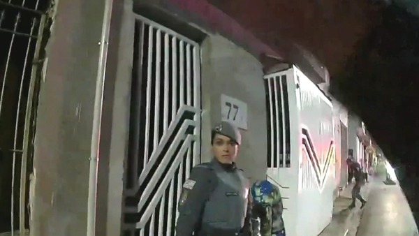 Bodycam mostra conversa de PMs após disparo em mulher em SP: "Atirou nela?"
