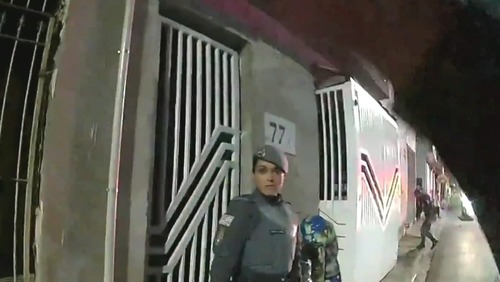 Bodycam mostra conversa de PMs após disparo em mulher em SP: "Atirou nela?"