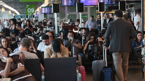 Veja o que fazer em caso de atrasos ou cancelamentos de voos em aeroportos