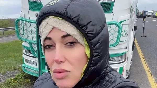 Mulher Abacaxi participa de protesto contra alta do combustível na Irlanda