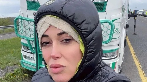 Mulher Abacaxi participa de protesto contra alta do combustível na Irlanda