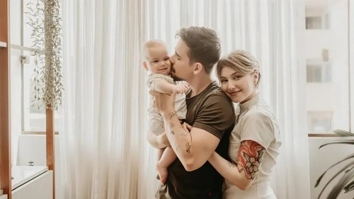 Viúvo de Isabel Veloso explica por que evita expor filho nas redes sociais