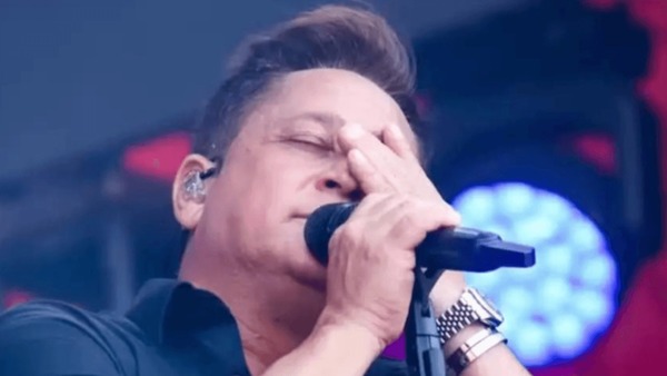 Leonardo se emociona em show ao cantar com imagem de Leandro no telão