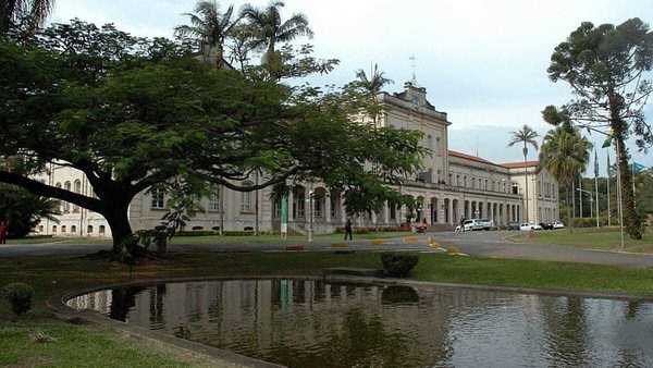 Funcionários da USP aprovam greve por tempo após gratificação a docentes