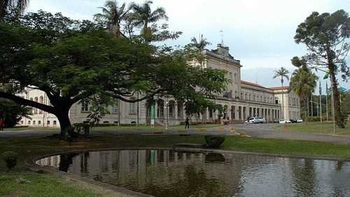 Funcionários da USP aprovam greve por tempo após gratificação a docentes