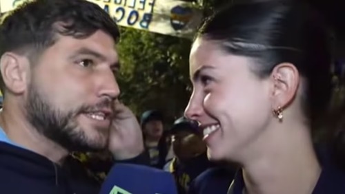 Repórter viraliza após entrevista virar troca de flertes na Argentina; veja