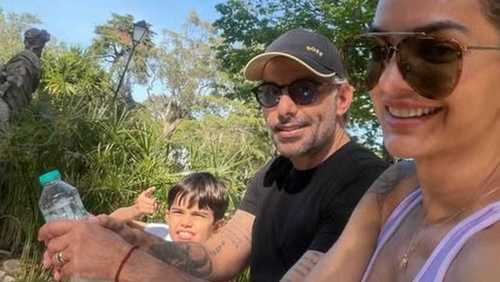 Mico Freitas surge sorridente ao lado de Kelly Key após AVC