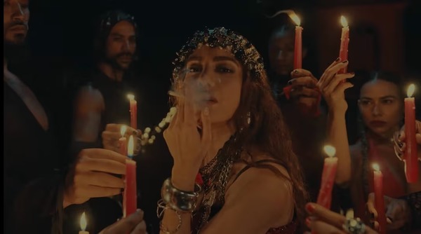 Anitta diz ter pavor de cigarro e explica fumo em clipe: 'Pombagira'