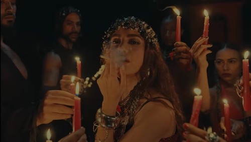 Anitta diz ter pavor de cigarro e explica fumo em clipe: 'Pombagira'