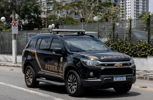 EUA pedem saída de “funcionário brasileiro” por manipular imigração