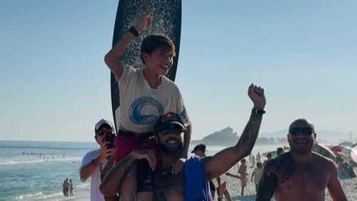 Filho de Luana Piovani e Pedro Scooby vence 1º campeonato de surfe