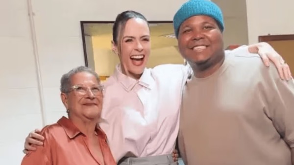 Ana Paula Renault reencontra Dona Geralda e Ronan no "Domingão com Huck"