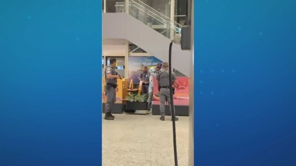 Vídeo: homem com espada é preso em aeroporto de SP; PM usou arma de choque