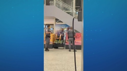 Vídeo: homem com espada é preso em aeroporto de SP; PM usou arma de choque