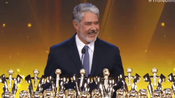 William Bonner é liberado pela Globo e recebe 33 troféus do SBT