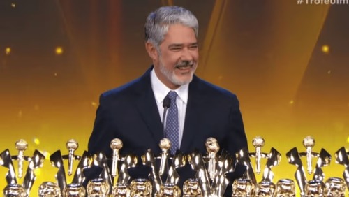 William Bonner é liberado pela Globo e recebe 33 troféus do SBT