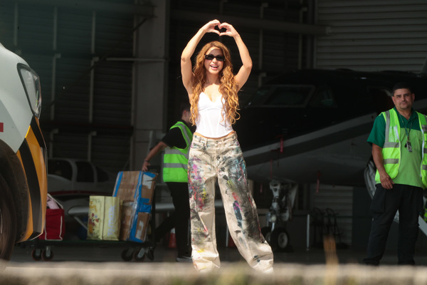 Shakira desembarca no Brasil para megashow no Rio