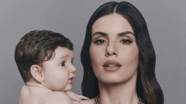 Camila Queiroz apresenta filha pela primeira vez e semelhança com pai chama atenção