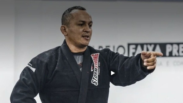 Treinador de jiu-jitsu teria invadido celular de aluna para apagar provas