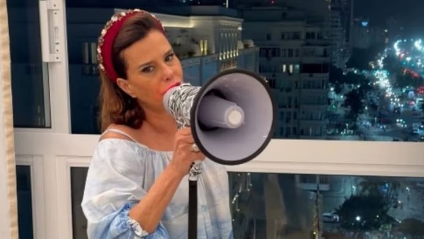 De megafone na janela, Narcisa manda recado para Shakira; veja