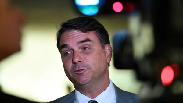 Flávio Bolsonaro pede 'mais amor' e disse que o Brasil não precisa de ódio