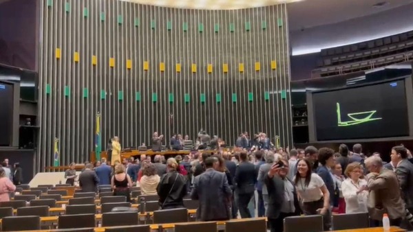 Parlamentares cantam 'parabéns para você' a Flávio após derrubada de vetos