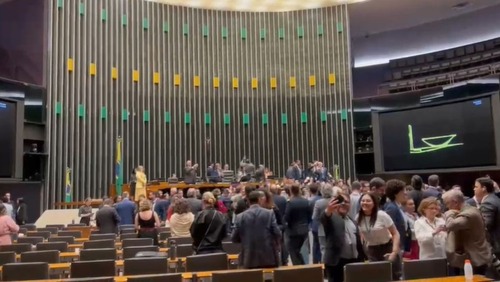 Parlamentares cantam 'parabéns para você' a Flávio após derrubada de vetos