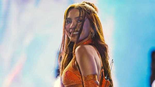 Anitta está solteira e diz ser seletiva: "Régua lá em cima"